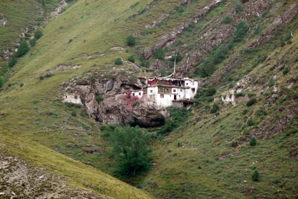 Dorje Khyung Dzong, retreat center above Surmang Dutsi Til monastery